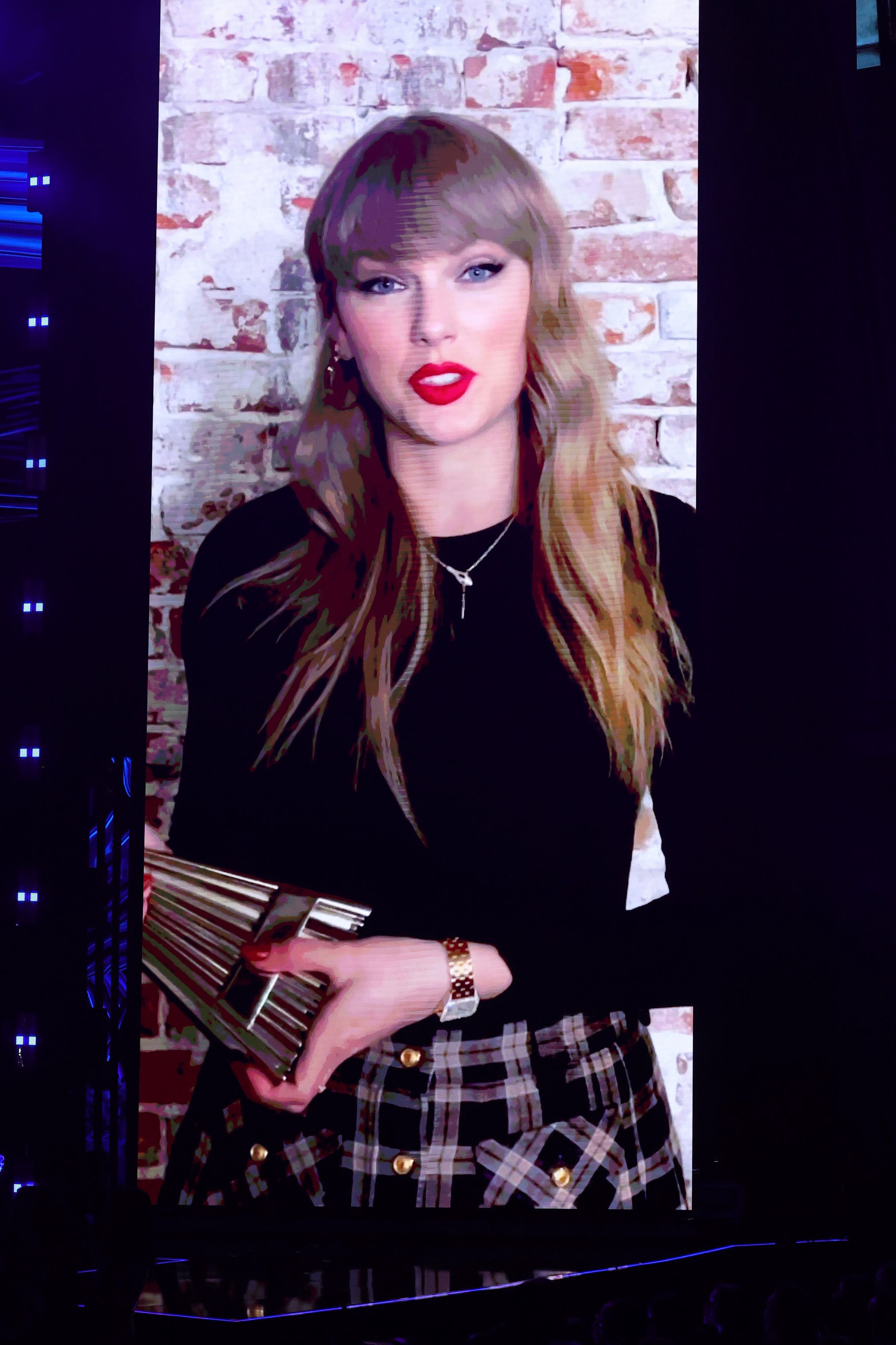 El atuendo de Taylor Swift en los iHeartRadio Music Awards tuvo el Easter Egg que los fans han estado esperando