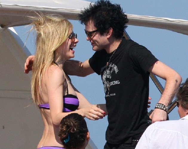 Avril Lavigne Muy Sexy En Bikini Y Otra Vez Con Su Ex