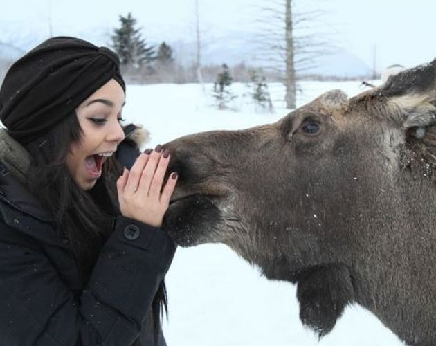 Vanessa Hudgens pasa frío en el rodaje de "The Frozen Ground" Red17